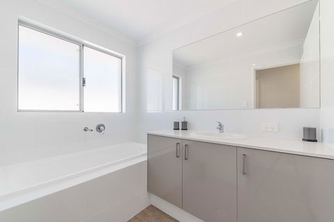 Karrinyup Waters Luxury House Rental - Tourism Gold Coast 6
