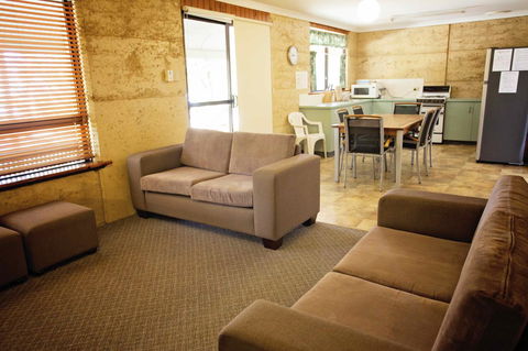 Hopetoun Motel & Chalet Village - Tourism Gold Coast 8