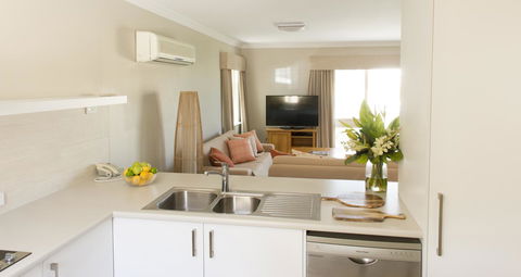 The Marina Hotel - Mindarie - Tourism Gold Coast 24