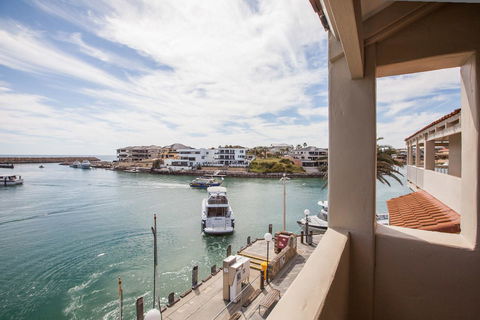 The Marina Hotel - Mindarie - Tourism Gold Coast 2