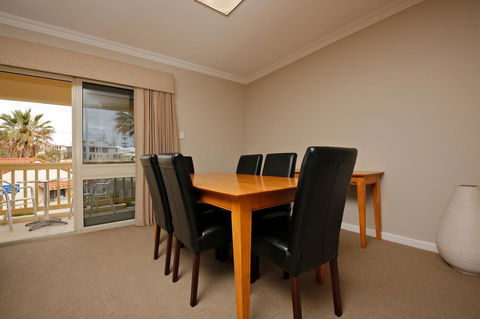 The Marina Hotel - Mindarie - Tourism Gold Coast 11