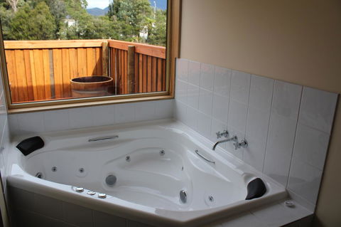 Tullah Lakeside Lodge - Tourism Gold Coast 17