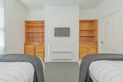 4 Bedroom House - Hobart CBD - Free Parking - Free WIFI - Tourism Gold Coast 15