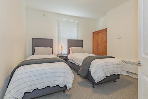 4 Bedroom House - Hobart CBD - Free Parking - Free WIFI - Tourism Gold Coast 3