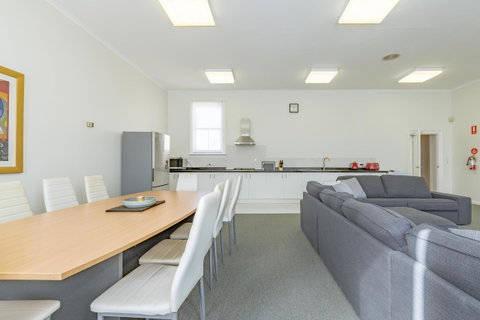 4 Bedroom House - Hobart CBD - Free Parking - Free WIFI - Tourism Gold Coast 16