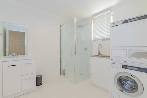 4 Bedroom House - Hobart CBD - Free Parking - Free WIFI - Tourism Gold Coast 4