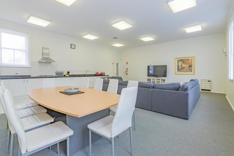 4 Bedroom House - Hobart CBD - Free Parking - Free WIFI - Tourism Gold Coast 0