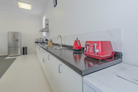 4 Bedroom House - Hobart CBD - Free Parking - Free WIFI - Tourism Gold Coast 2