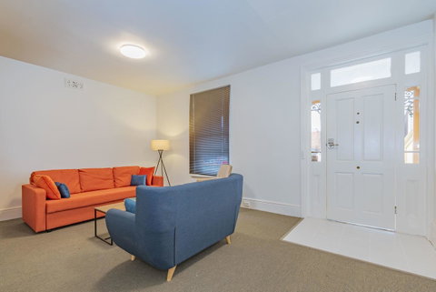 4 Bedroom House - Hobart CBD - Free Parking - Free WIFI - Tourism Gold Coast 10