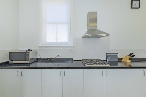 4 Bedroom House - Hobart CBD - Free Parking - Free WIFI - Tourism Gold Coast 8