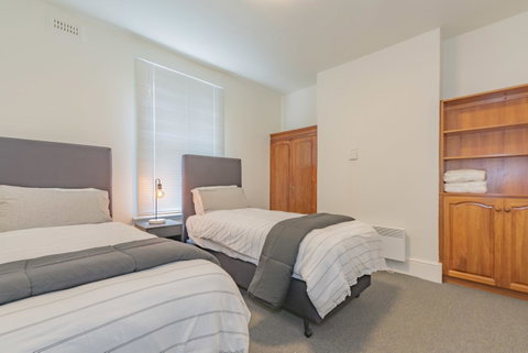 4 Bedroom House - Hobart CBD - Free Parking - Free WIFI - Tourism Gold Coast 1