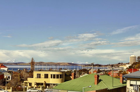 Mayfair Plaza Motel And Apartments - Tourism Gold Coast 1