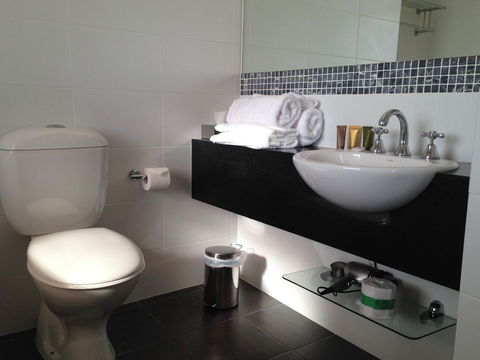 Auldington Hotel - Tourism Gold Coast 4