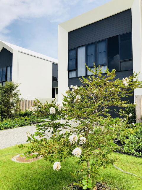 New Spacious Beachside Townhouse - Tourism Gold Coast 3