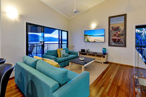 NEWLY BEAUTFULLY RENOVATED 16 The Casuarina - 3 Bedroom House With 180 Degree Ocean Views - Tourism Gold Coast 3