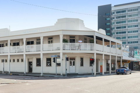 Newmarket Hotel - Tourism Gold Coast 2