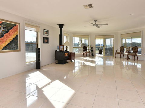 Noble Willow Estate Lovedale. Super Spacious, With Views And Pool - Tourism Gold Coast 1