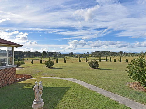 Noble Willow Estate Lovedale. Super Spacious, With Views And Pool - Tourism Gold Coast 2