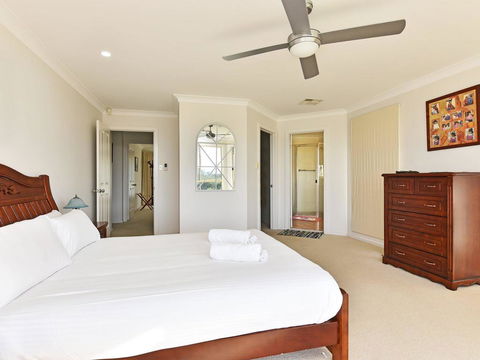 Noble Willow Homestead Lovedale. Super Spacious, With Views And Pool - Tourism Gold Coast 1