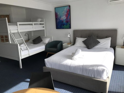 North Pier Hotel - Tourism Gold Coast 3