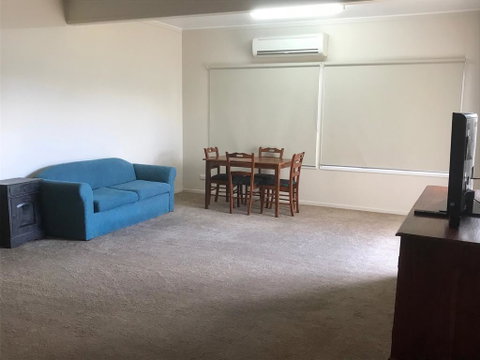 O'Shea's Royal Hotel - Tourism Gold Coast 1