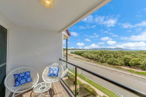 Ocean Breeze, Near Parks And Rowes Bay - Tourism Gold Coast 1