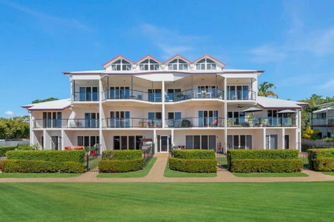 Ocean Breeze, Near Parks And Rowes Bay - Tourism Gold Coast 0