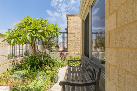 Ocean Keys Cottage - Free WiFi - Tourism Gold Coast 2