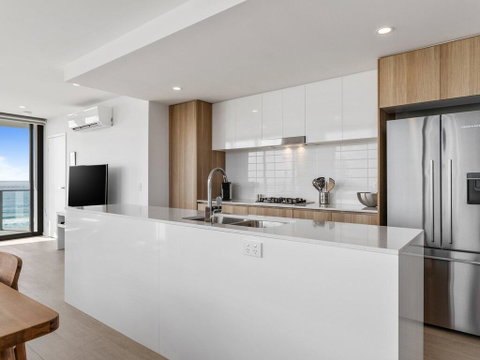 Ocean Views Apartment With Rooftop Pool - Tourism Gold Coast 2