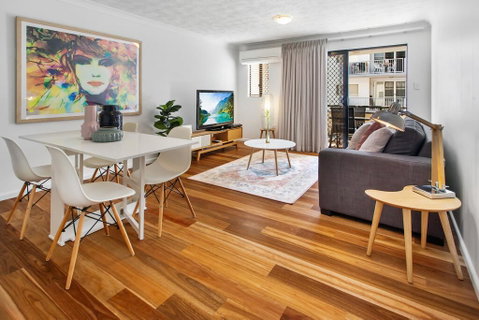 One-Bed Apartment With Balcony And Parking Near CBD - Tourism Gold Coast 0