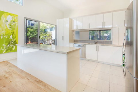 PALM COURT RETREAT - MORNINGTON - Tourism Gold Coast 3