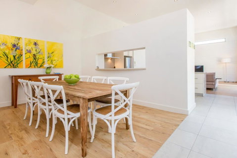PALM COURT RETREAT - MORNINGTON - Tourism Gold Coast 1