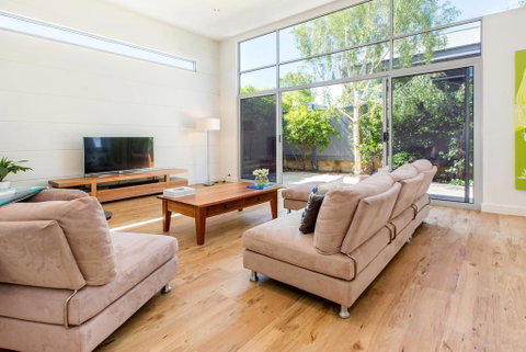PALM COURT RETREAT - MORNINGTON - Tourism Gold Coast 0