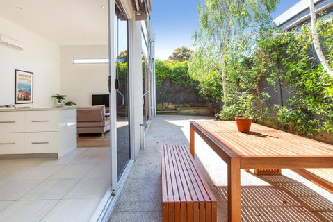 PALM COURT RETREAT - MORNINGTON - Tourism Gold Coast 2