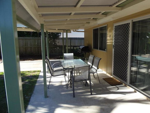 Palmgrove 2 - Rainbow Beach, Pet Friendly, Fully Fenced, Air Conditioned, Five Minutes To Beach - Tourism Gold Coast 2