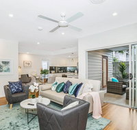 Park Avenue Townhouse Retreat Brisbane Sleeps 10 - Tourism Gold Coast