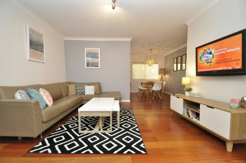 Parramatta Self-Contained Two-Bedroom Apartment (4LEN) - Tourism Gold Coast 1