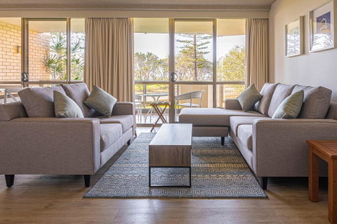 PERFECTLY POSITIONED BEACHFRONT APARTMENT-GREAT LOCATION WITH OCEAN VIEWS - Tourism Gold Coast 3