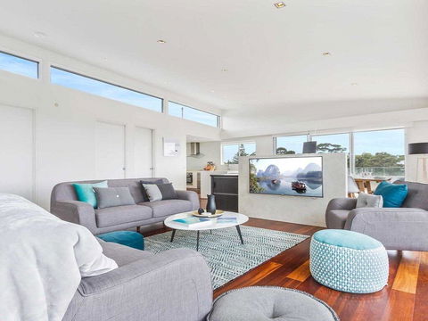 Perpendicular Penthouse - Modern Beachside Apartment - Tourism Gold Coast 3