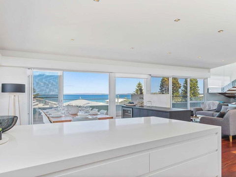 Perpendicular Penthouse - Modern Beachside Apartment - Tourism Gold Coast 1