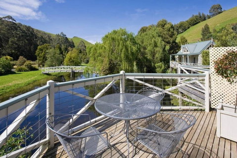 PLUM TREE STUDIO - Couples Lakeside Spa Retreat - Tourism Gold Coast 1