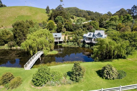 PLUM TREE STUDIO - Couples Lakeside Spa Retreat - Tourism Gold Coast 3