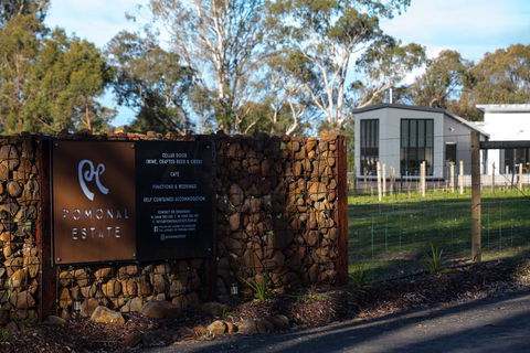Pomonal Estate Mt Cassell Villa - Tourism Gold Coast 1