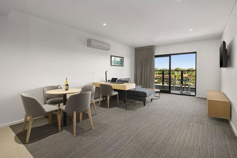 Quality Hotel Lakeside - Tourism Gold Coast 3