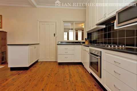 Red Brick Beauty - Central Cottage - Tourism Gold Coast 1