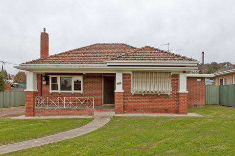 Red Brick Beauty - Central Cottage - Tourism Gold Coast 0