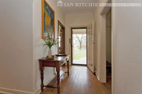 Red Brick Beauty - Central Cottage - Tourism Gold Coast 3