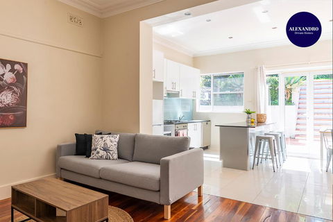RELAXED FAMILY HOME WILLOUGHBY - Tourism Gold Coast 0
