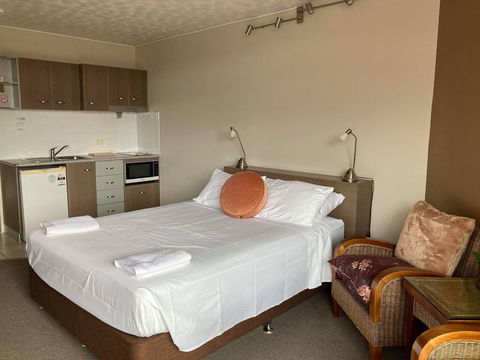 RENTAL: All $ Inclusive, Tidy Renovated Studio Apartment On The Strand, Pool,  - Tourism Gold Coast 3