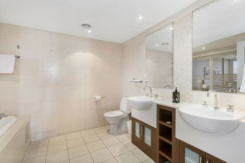 RESORT OCEAN FRONT SUITE 2222 - Tourism Gold Coast 1